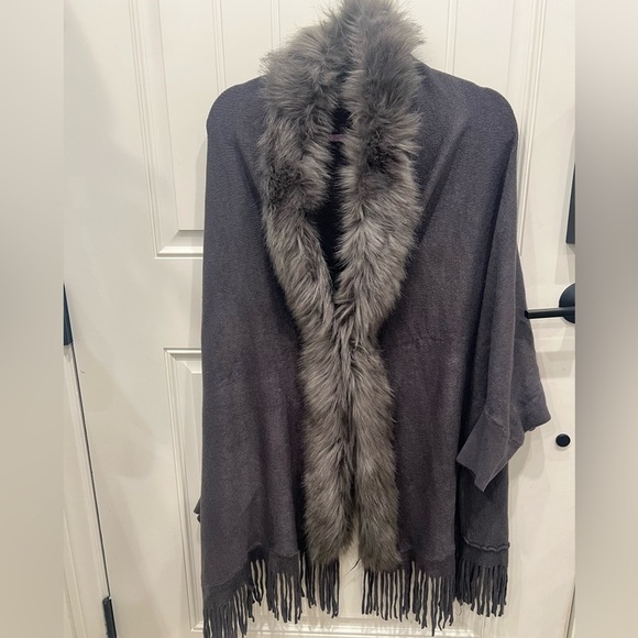NWOT BOUTIQUE ONE SIZE Chic Dark Gray Shawl with Faux Fur Trim mobwife - Picture 2 of 4